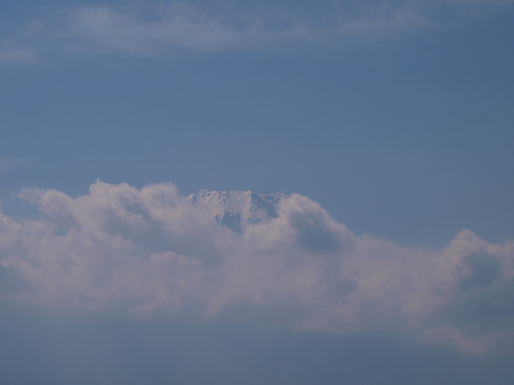 6/4 �{���΂���̉_�̒��̕x�m�R