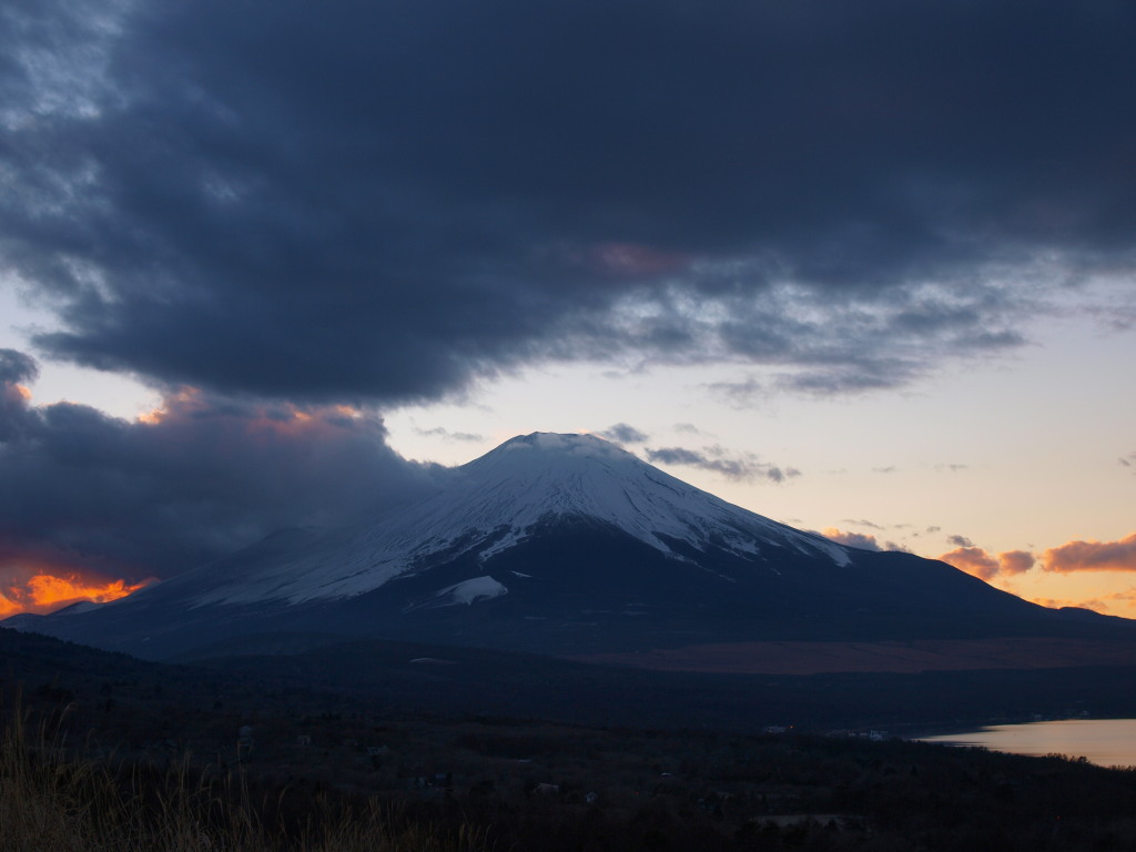 1/6 �_�̒��̗[�Ă��ƕx�m�R