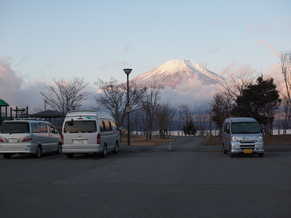 1/8 �ʐ^���Ԃ̈��Ԃƕx�m�R