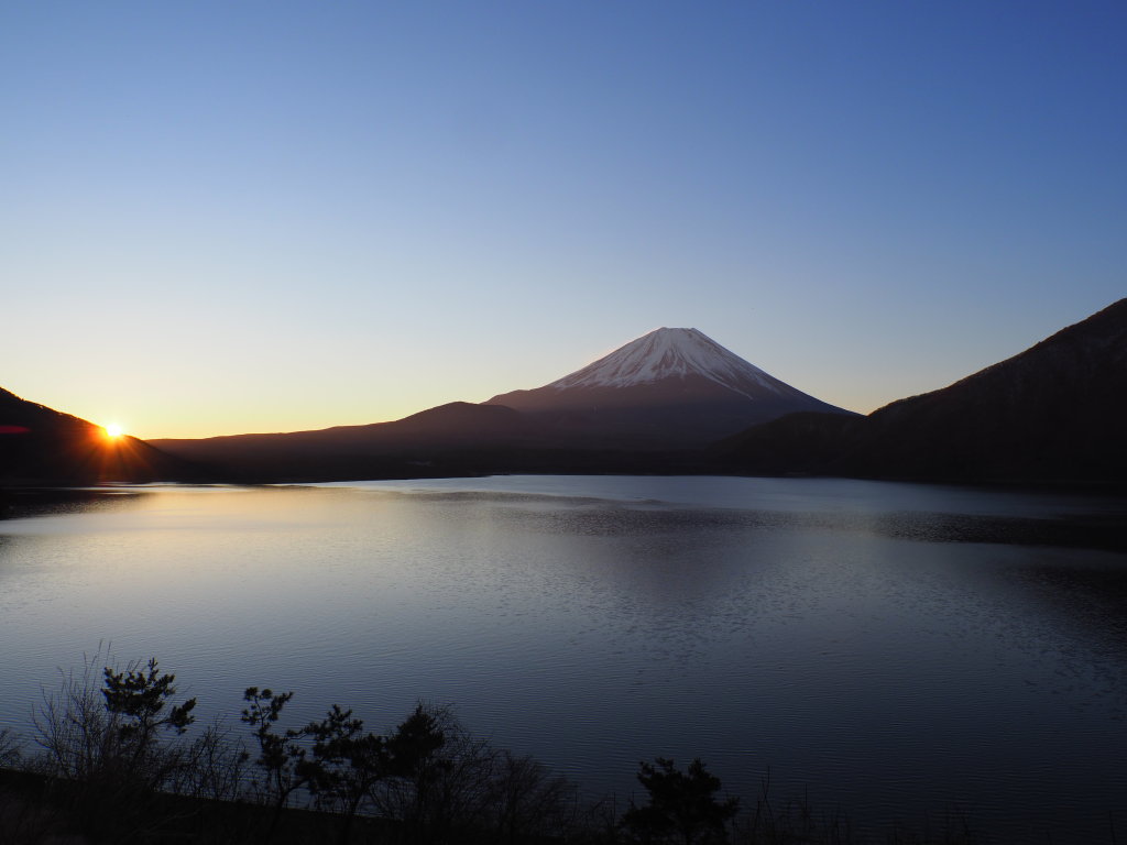 3/8 ���̏o�̕x�m�R