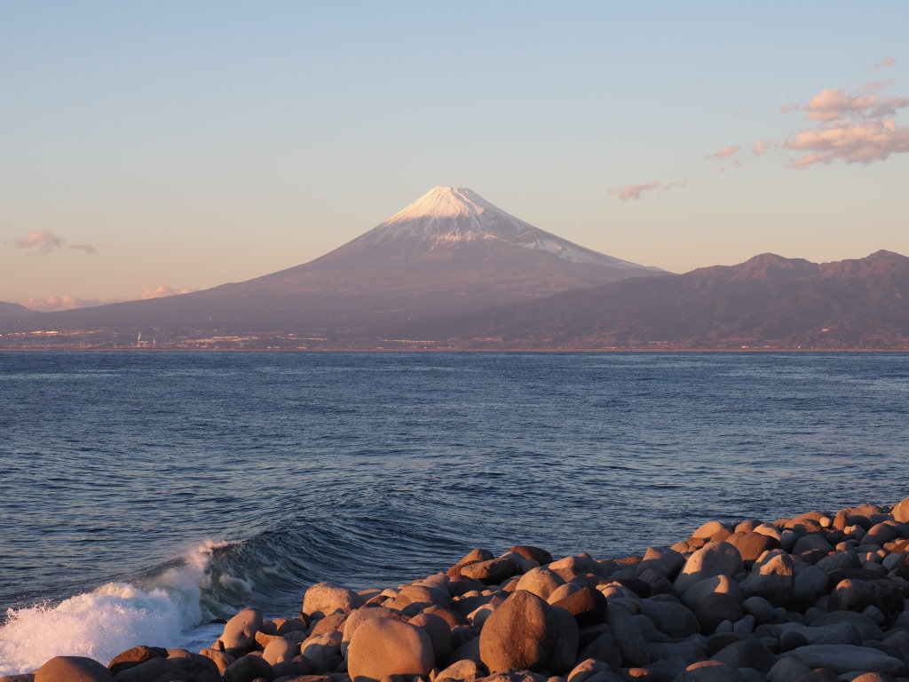 ��l���̔g�Ɨ[��