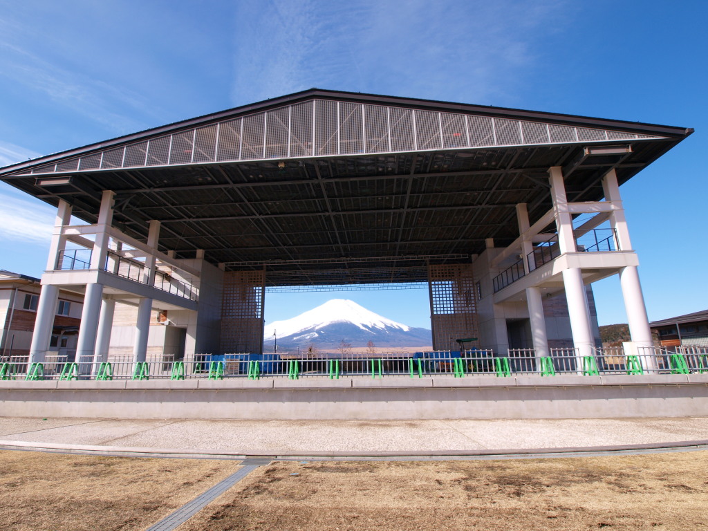 ����@�o�b�N�X�e�[�W�̕x�m�R